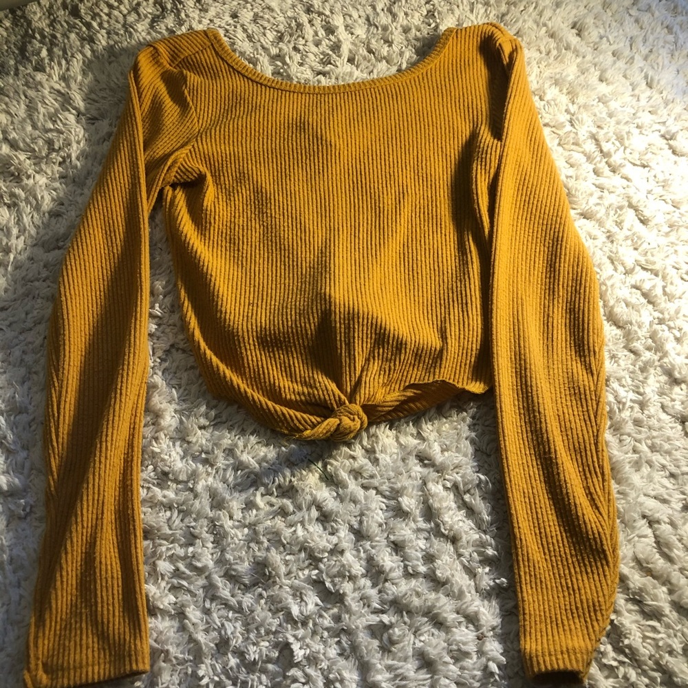 Cute knotted long sleeve crop top